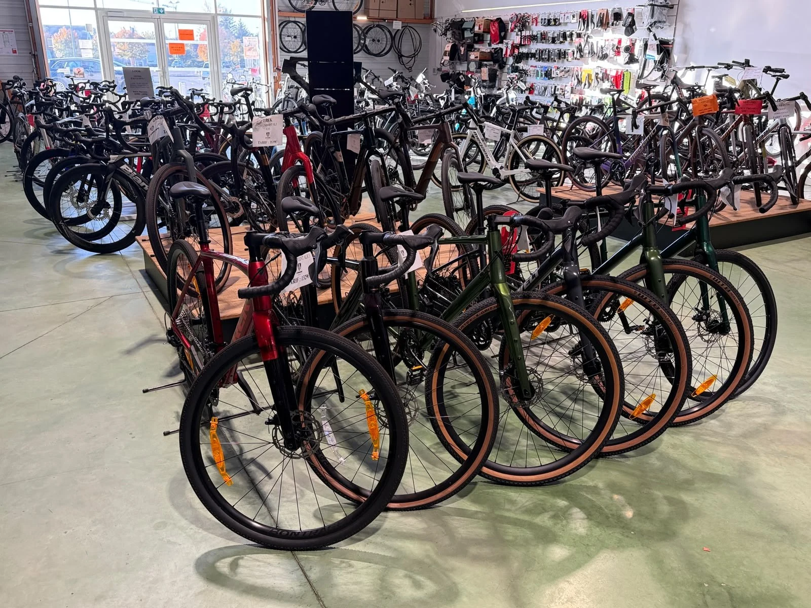 Vélos gravel et showroom du magasin de Janzé