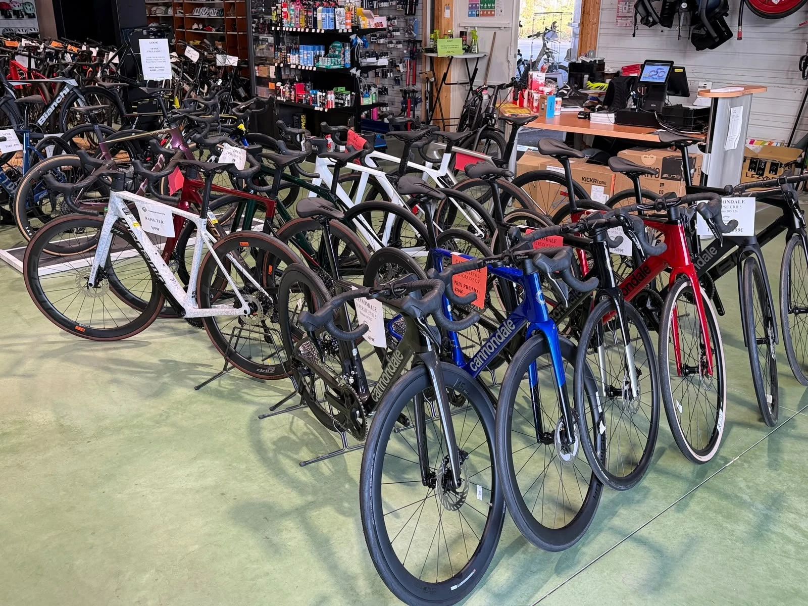 Vélos de route Cannondale et Megamo au magasin de Janzé