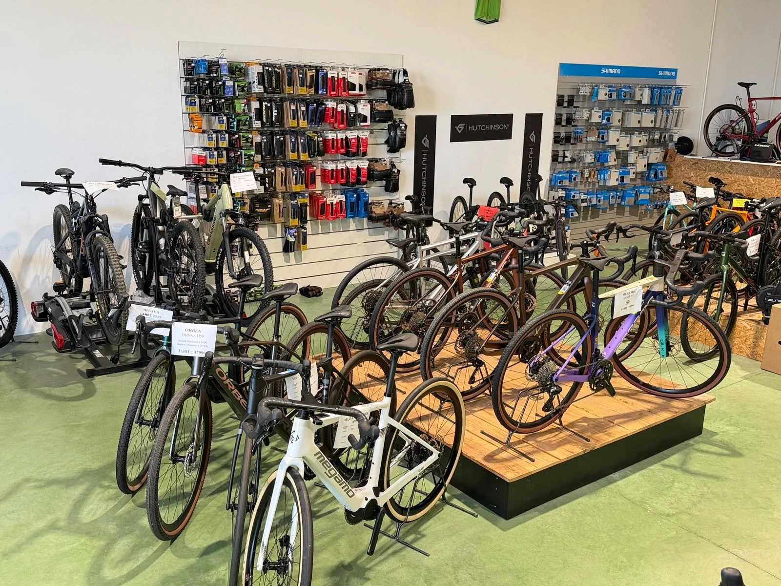 Vélos électriques, gravels et mur de pneus Hutchinson au magasin de Janzé