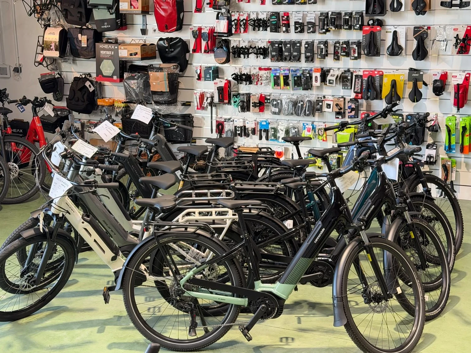 Vélos à assistance électrique Cannondale et Sunn au magasin de Janzé