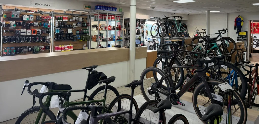 Les accessoires et les vélos du magasin de Chartres-de-Bretagne