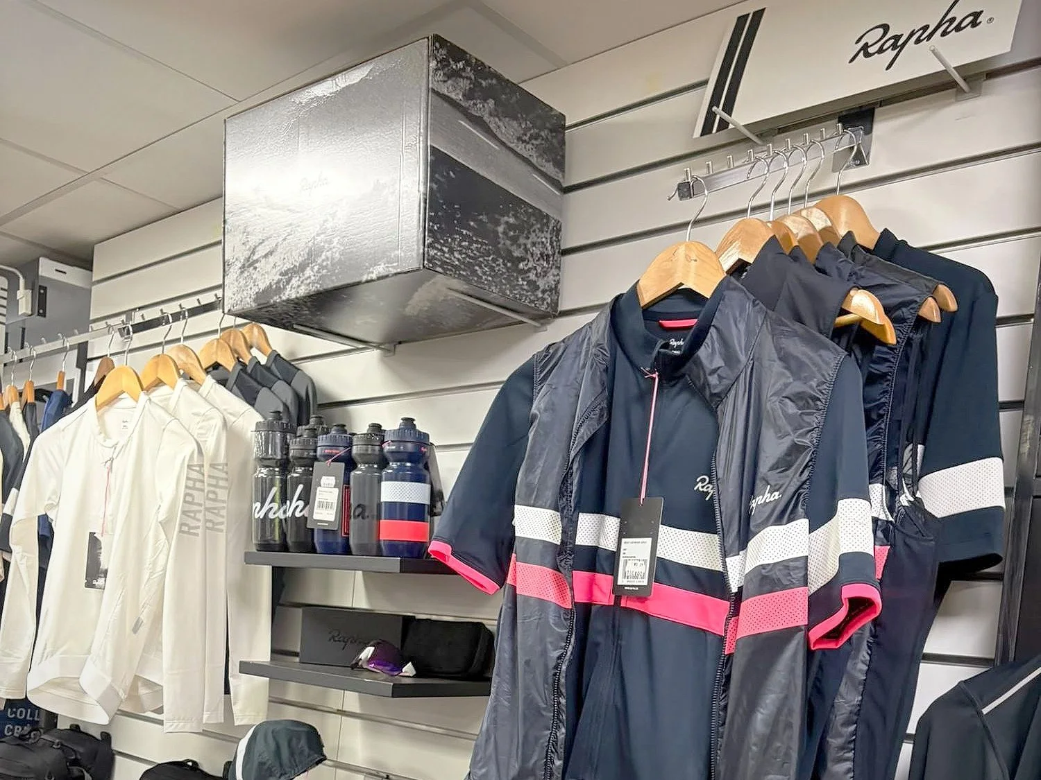 Maillots, gilets et accessoires Rapha au magasin