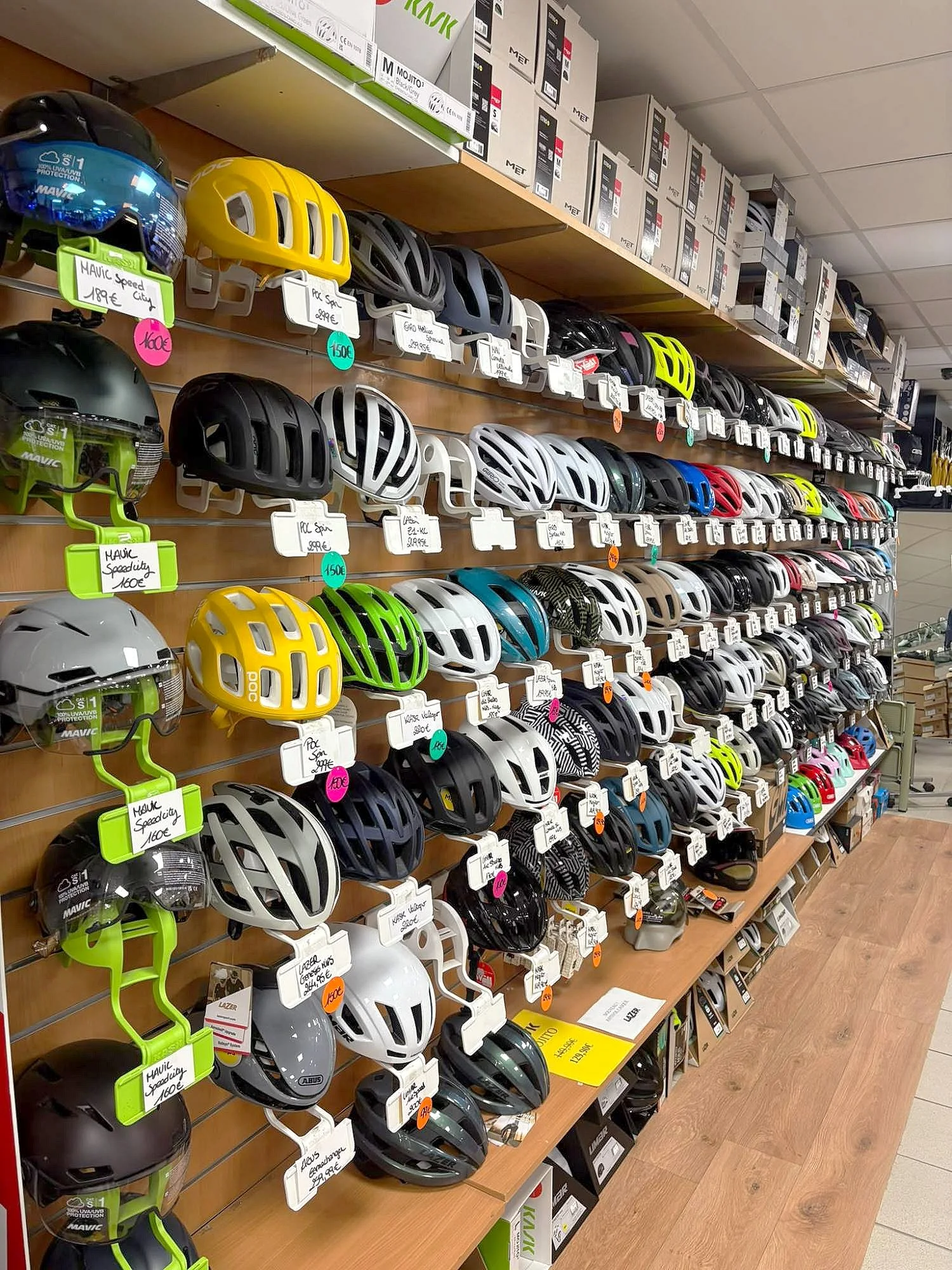 Le mur de casques du magasin