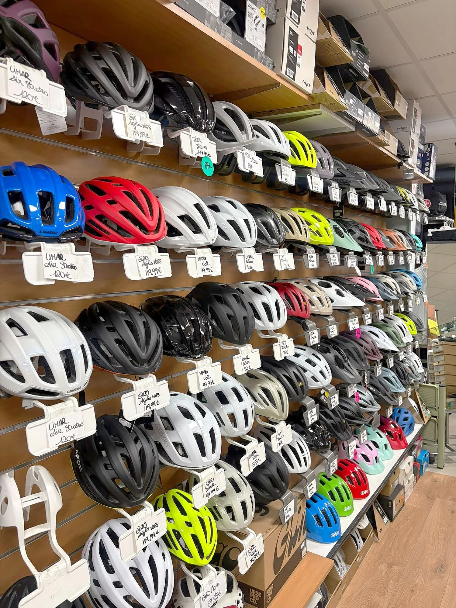 Casques route et ville en magasin