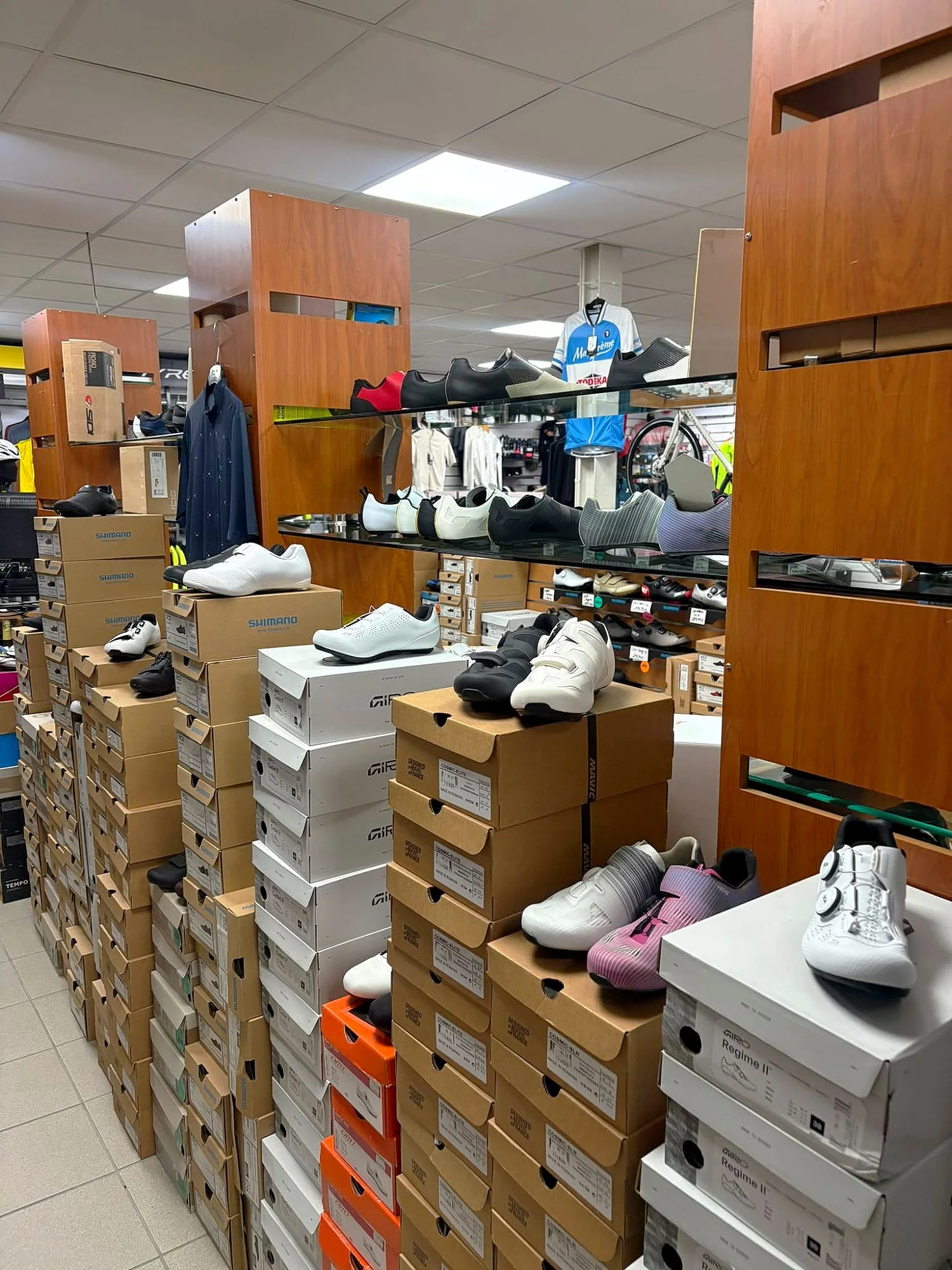 Le rayon chaussures du magasin